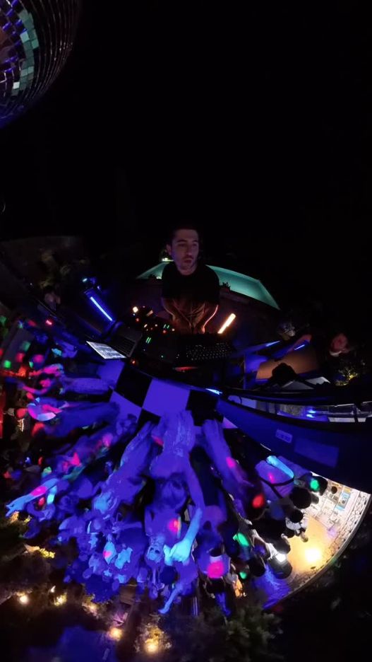 DJ set di Ste Martini visto dall’alto durante un evento