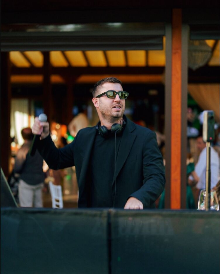 Ste Martini con microfono e cuffie durante un evento