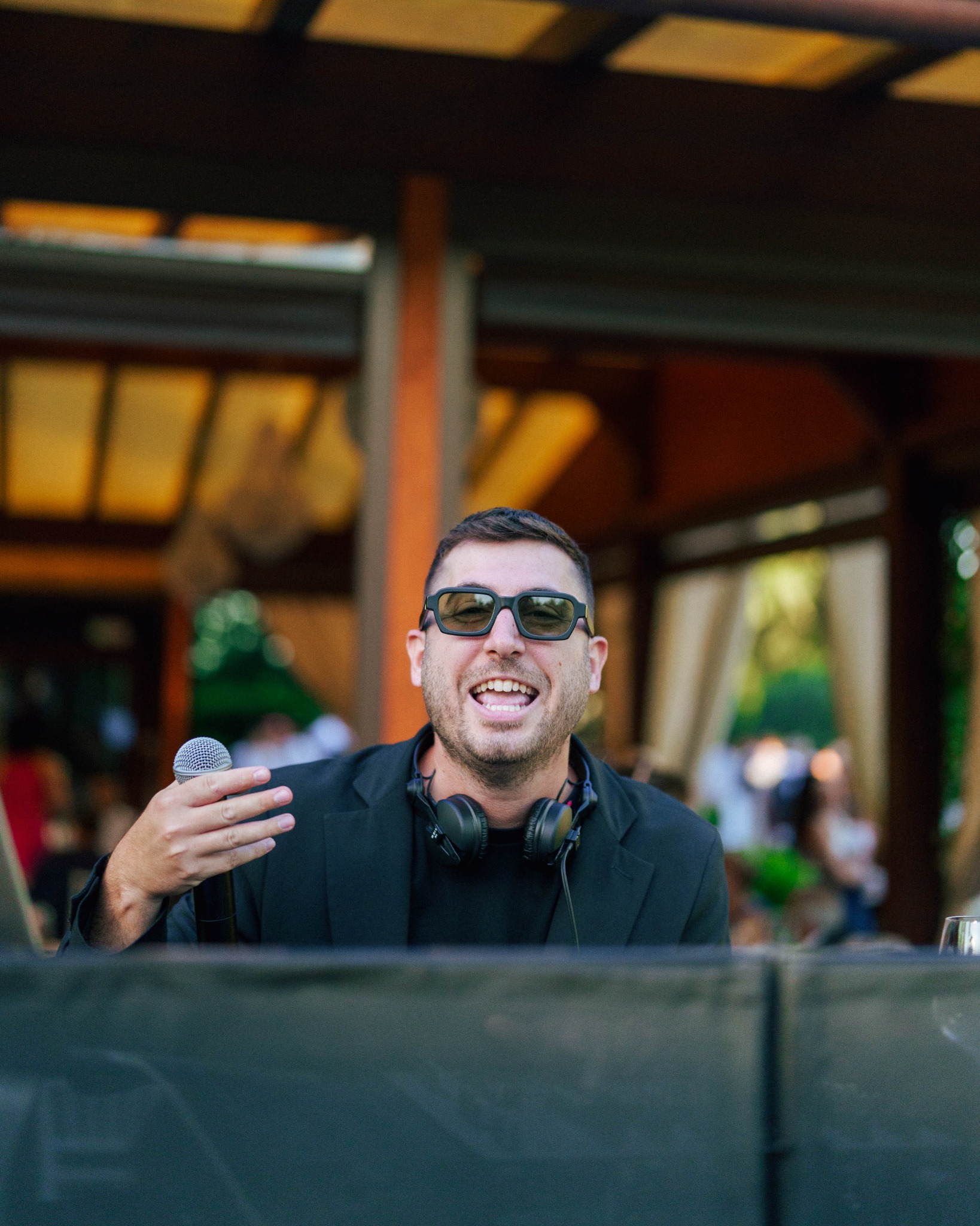 Ste Martini durante un evento, con microfono e cuffie